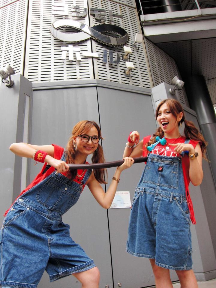 　すっちーのギャグ「乳首ドリル」を披露するＭＫ－ｔｗｉｎｔｙのＭＡＳＵＭＩ（右）とＫＡＮＡ＝東京・渋谷