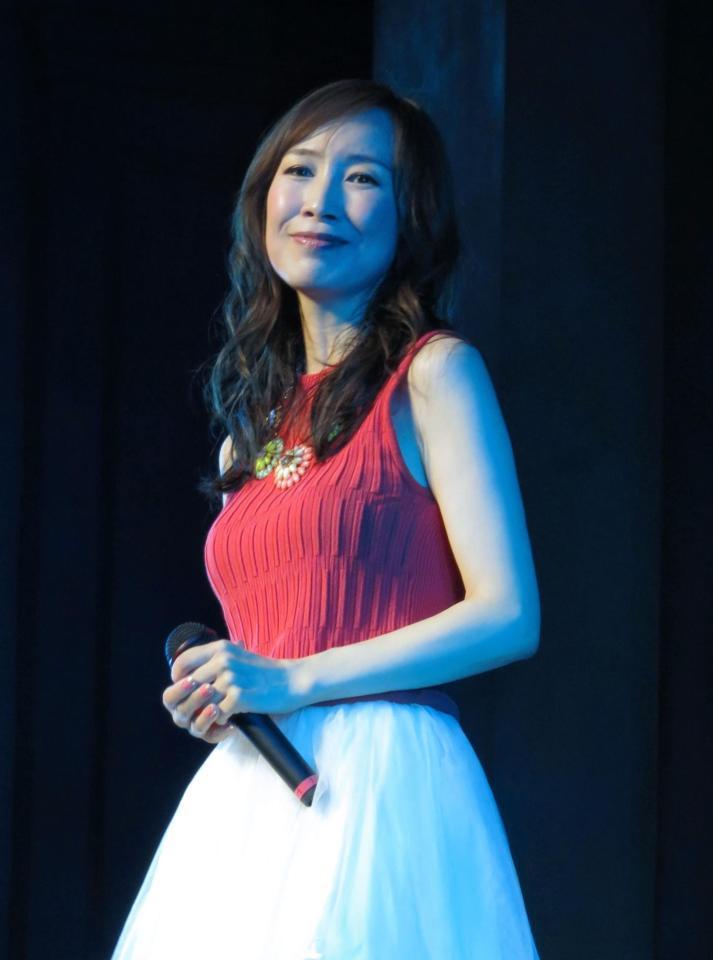 熱唱する森口博子＝東京・青海のヴィーナスフォート教会広場