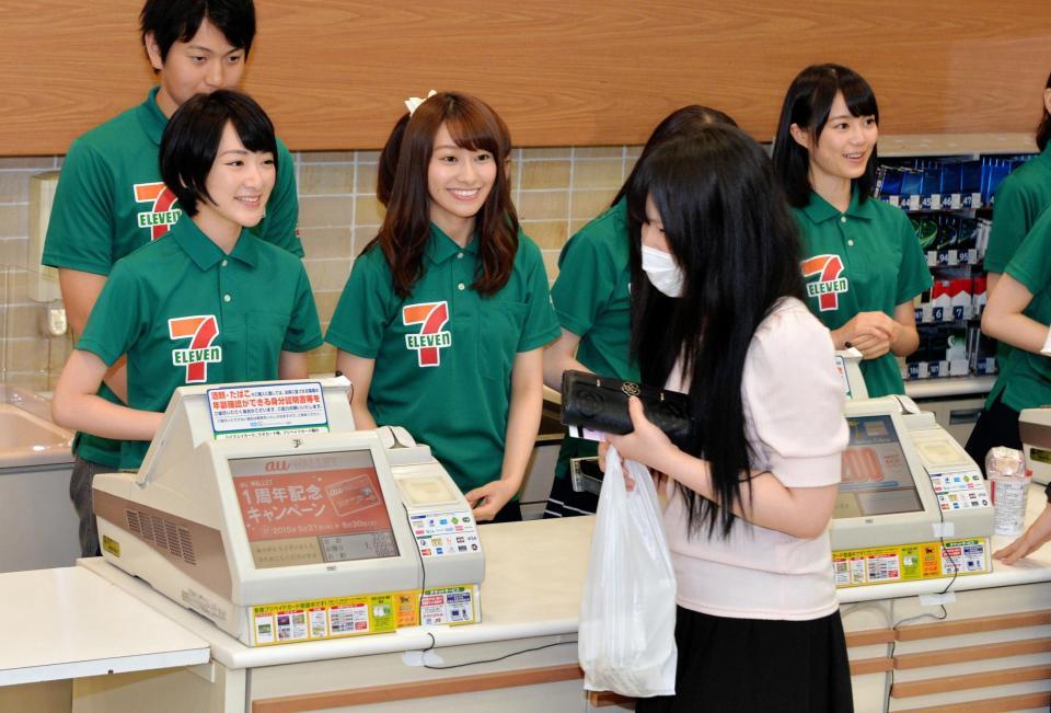 笑顔で接客する生駒里奈（左）ら