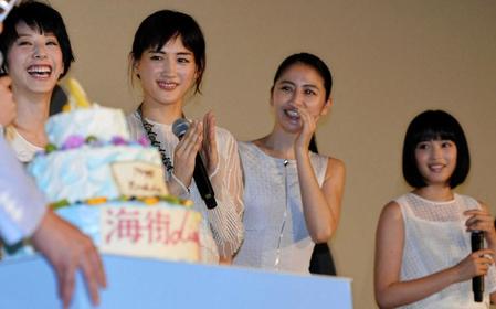 　綾瀬はるか（左から２人目）特製の誕生日ケーキに笑顔の（右から）広瀬すず、長澤まさみ、夏帆