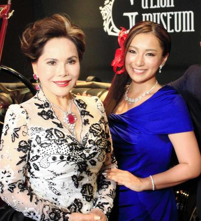 　クラシックカー展示場のオープンイベントに登場したデヴィ夫人（左）と三船美佳＝大阪市内