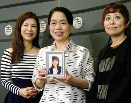 　今いくよさんの遺影を手にする今くるよ（中央）とゲスト出演したシルク（左）、なるみ（右）＝大阪市内