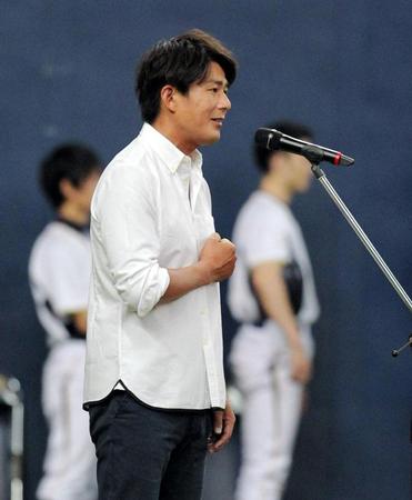 国歌斉唱するＳｋｏｏｐ　Ｏｎ　ＳｏｍｅｂｏｄｙのＴＡＫＥ＝京セラ（撮影・保田叔久）