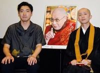 僧侶・山田祐也氏（右）の「ミニ仏教講座」に興味津々だった柄本佑＝東京・渋谷