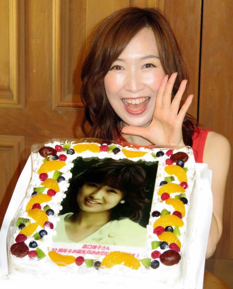 　ケーキで祝福され笑顔の森口博子＝東京・青海のヴィーナスフォート教会広場