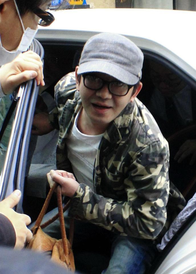 劇場入りするメッセンジャー黒田有＝京都・祇園花月