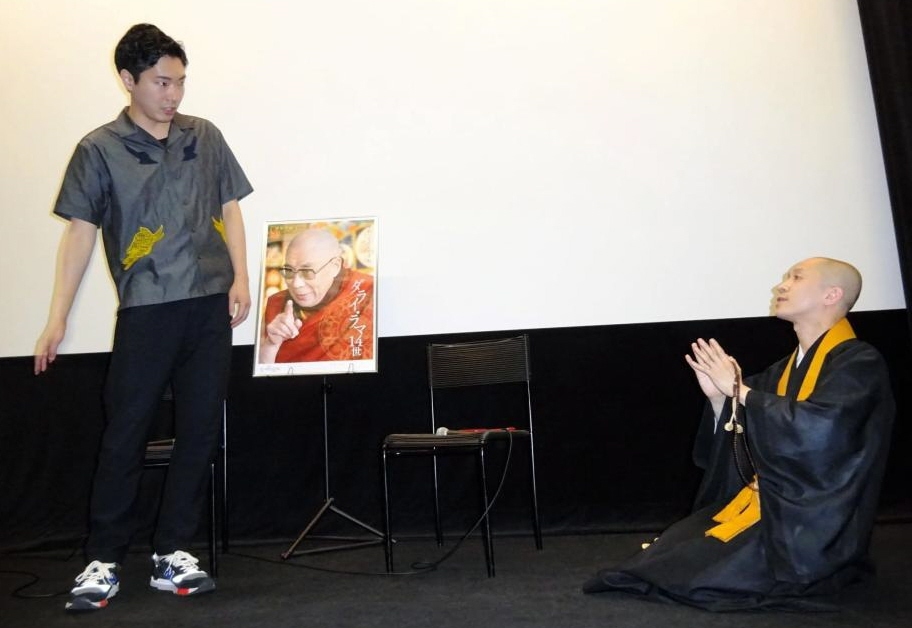 僧侶の「五体投地」の実演に興味津々の柄本佑（左）＝東京・渋谷