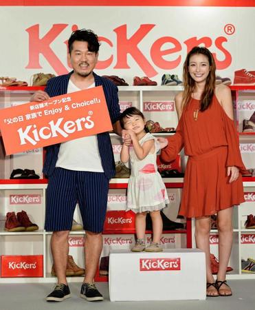 　靴店の記念イベントに登場した藤本敏史、莉々菜ちゃん、木下優樹菜＝東京・新宿の吉本興業