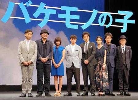 完成披露会見を行った（左から）齋藤優一郎プロデューサー、細田守監督、広瀬すず、染谷将太、役所広司、宮崎あおい、大泉洋、リリー・フランキー＝東京国際フォーラム