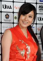 レッドカーペットに登場し笑顔をふりまく藤原紀香＝東京・渋谷ヒカリエ　ホールＡ（撮影・開出　牧）