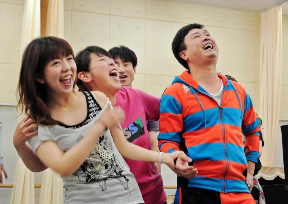 舞台初出演で座長を務める河本準一（右）＝東京・新宿