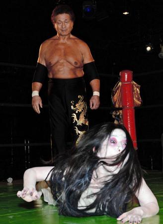 伽椰子との３本勝負をする天竜源一郎（奥）＝新宿ＦＡＣＥ（撮影・三好信也）