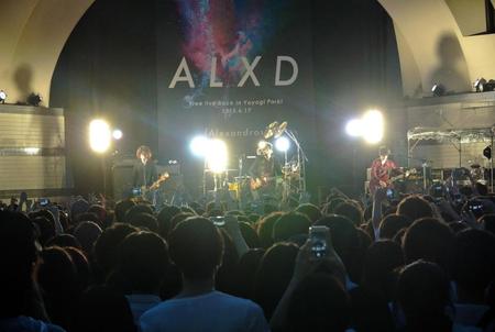 フリーライブにファン１万人を集めた［Ａｌｅｘａｎｄｒｏｓ］＝東京・代々木公園