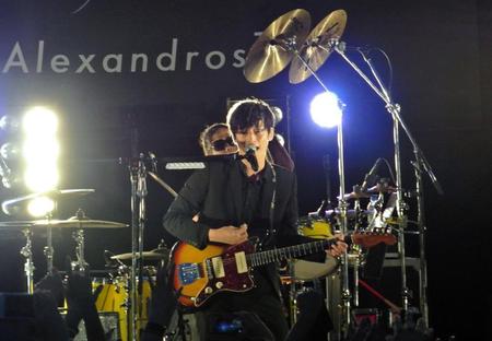 凱旋ステージで熱唱する［Ａｌｅｘａｎｄｒｏｓ］の川上洋平＝東京・代々木公園