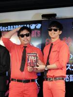 イベントに遅刻し、謝罪をしたはまやねん（左）と田中シングル＝東京・池袋