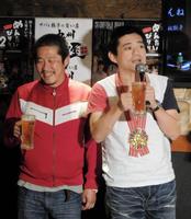 博多町人文化勲章で、もらったメダルをかけて乾杯のあいさつをする博多華丸（右）と江口カン監督＝東京・上野