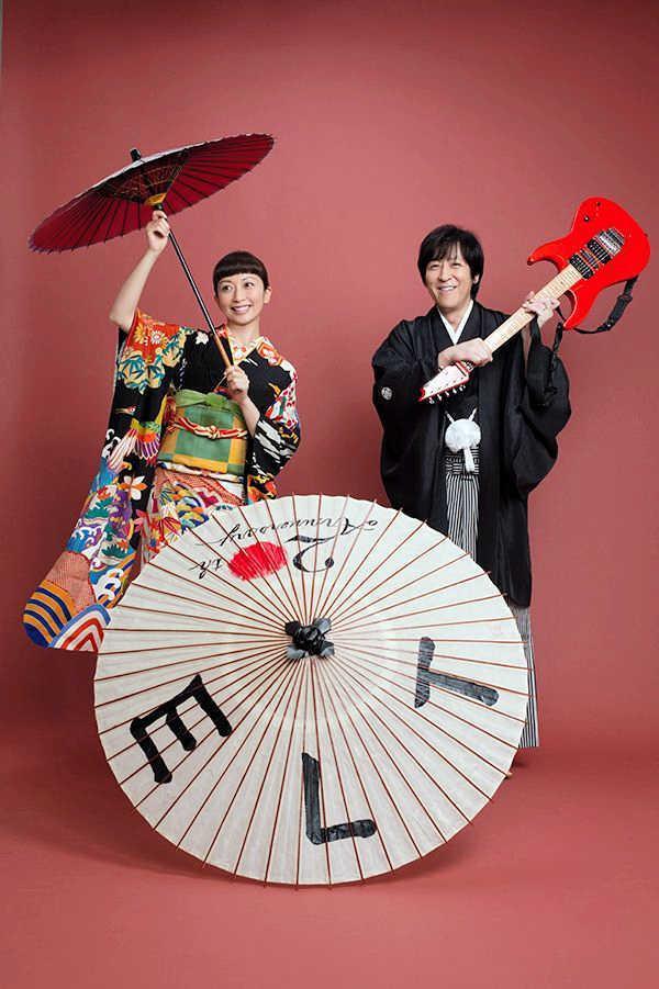 　成人式をイメージして振り袖を着た持田香織（左）と羽織はかま姿の伊藤一朗