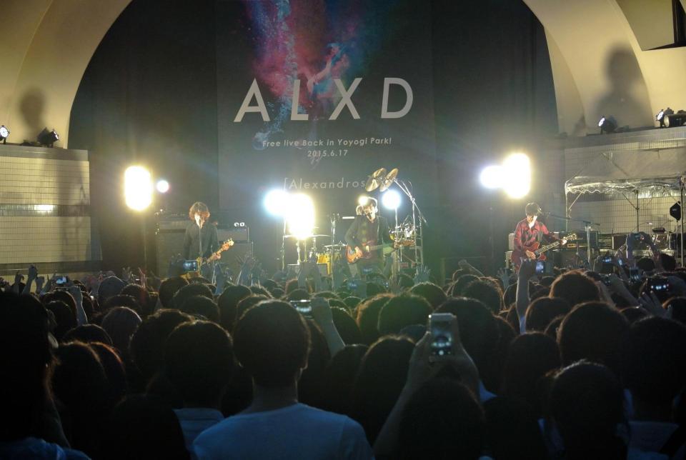 フリーライブにファン１万人を集めた［Ａｌｅｘａｎｄｒｏｓ］＝東京・代々木公園
