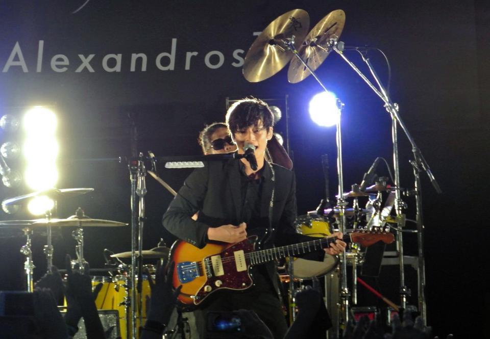 凱旋ステージで熱唱する［Ａｌｅｘａｎｄｒｏｓ］の川上洋平＝東京・代々木公園