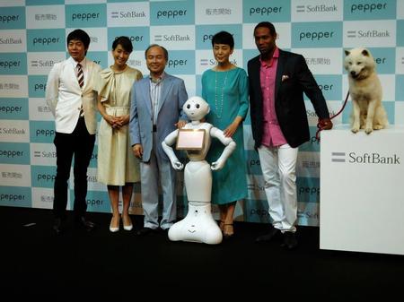 「Ｐｅｐｐｅｒ」の一般発売発表会に登場した（左から）今田耕司、内田恭子、孫正義、樋口可南子、ダンテ・カーヴァー、白戸家のお父さん＝千葉・舞浜
