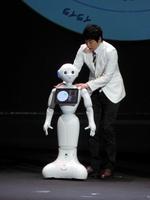 感情認識ロボット「Ｐｅｐｐｅｒ」を気に入り、購入までに至った今田耕司＝千葉・舞浜