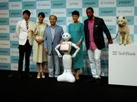 「Ｐｅｐｐｅｒ」の一般発売発表会に登場した（左から）今田耕司、内田恭子、孫正義、樋口可南子、ダンテ・カーヴァー、白戸家のお父さん＝千葉・舞浜