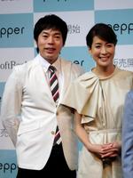 「Ｐｅｐｐｅｒ」の一般発売発表会に登場した今田耕司（左）と内田恭子
