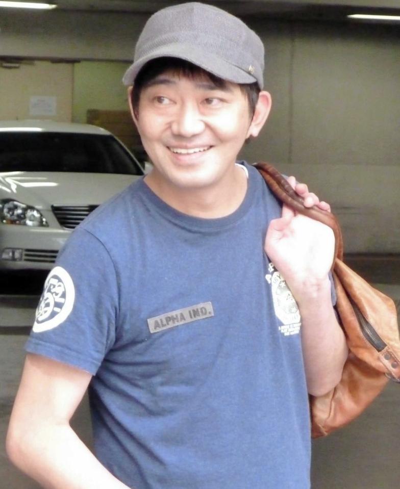 　劇場に出演後、取材に答えるメッセンジャーの黒田有＝大阪市内