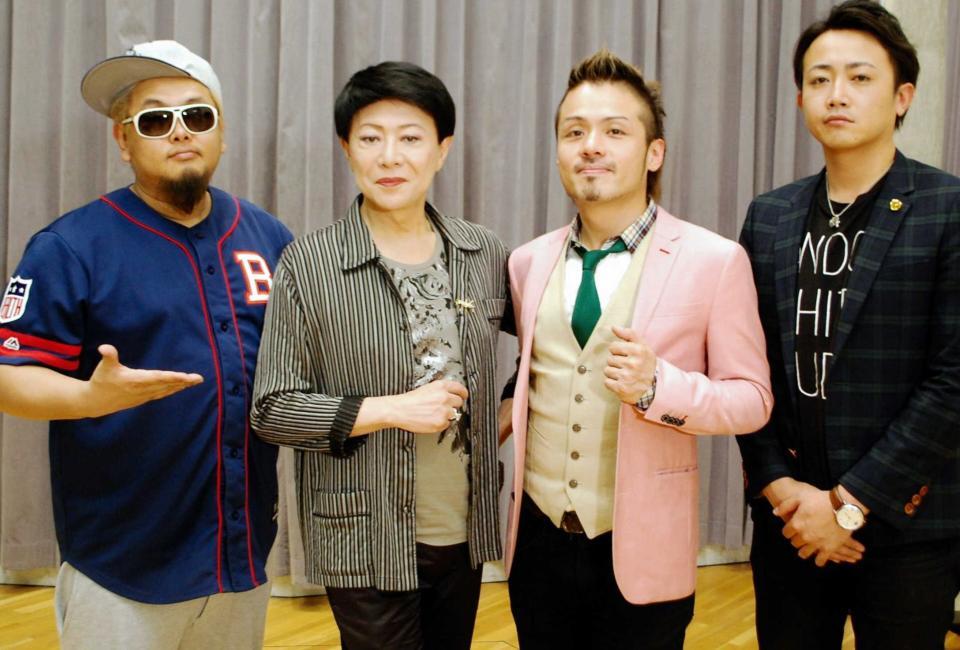 　レコーディングを終えた美川憲一（左から２番目）と、ＣＬＩＦＦ　ＥＤＧＥのＳＨＩＮ、ＪＵＮ、ＤＪ　ＧＥＯＲＧＩＡ（左から）＝都内