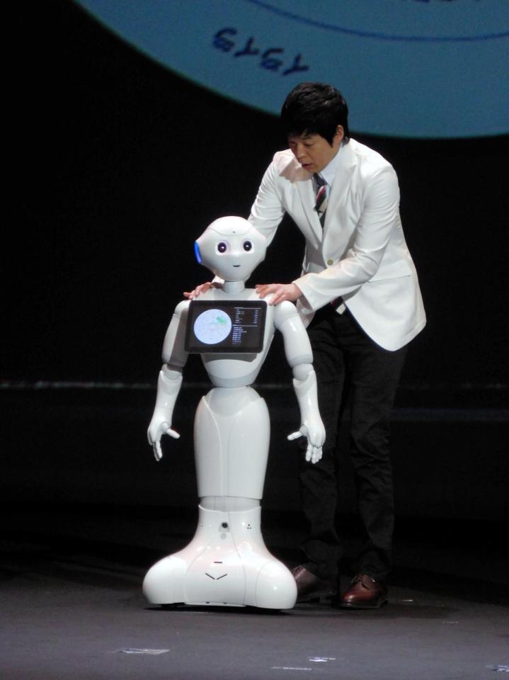 感情認識ロボット「Ｐｅｐｐｅｒ」を気に入り、購入までに至った今田耕司＝千葉・舞浜