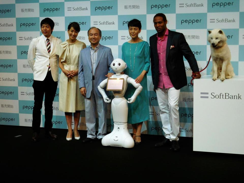 「Ｐｅｐｐｅｒ」の一般発売発表会に登場した（左から）今田耕司、内田恭子、孫正義、樋口可南子、ダンテ・カーヴァー、白戸家のお父さん＝千葉・舞浜