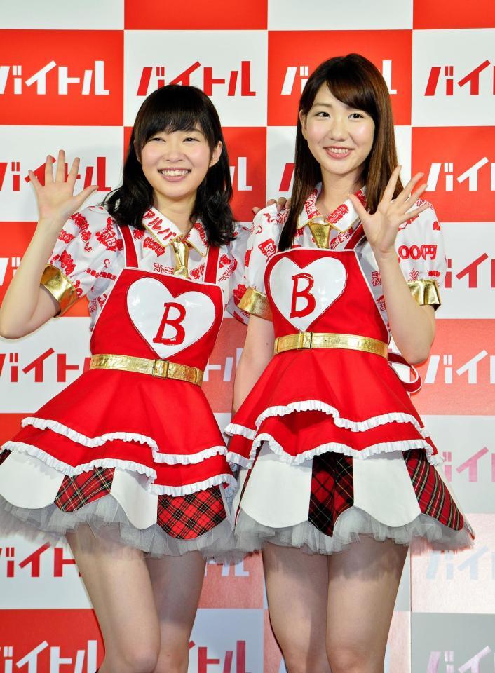 カメラに向かって笑顔で手を振る指原莉乃（左）と柏木由紀＝東京・アーツ千代田３３３１（撮影・園田高夫）