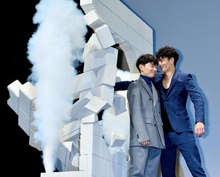 　『壁ドカン！』を披露した岡田将生（右）と染谷将太