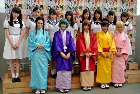 　落語家転身へ興味を示した能條愛未（後列左から５人目）ら乃木坂４６のメンバー＝東京・渋谷