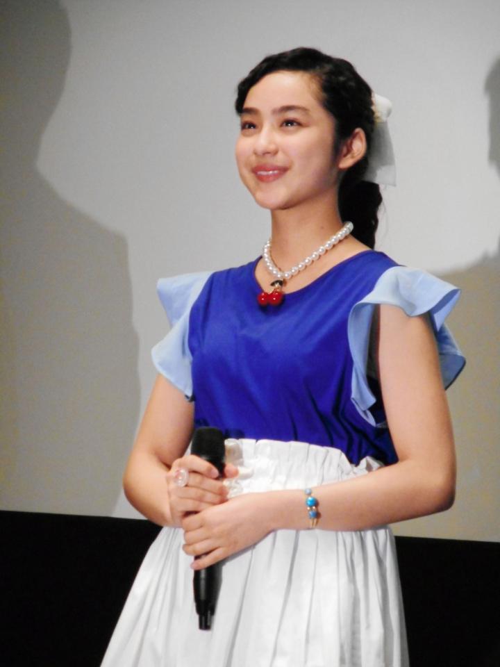 完成披露試写会で舞台あいさつした平祐奈＝東京・秋葉原