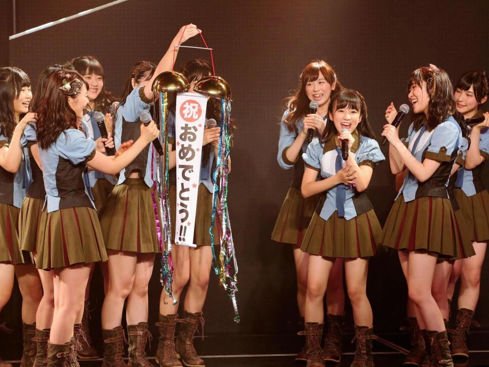 指原莉乃（右から２人目）の１位を祝うＨＫＴメンバーたち＝ＨＫＴ４８劇場