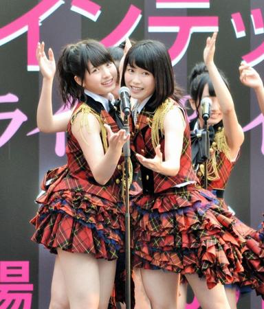 フリーライブを行ったＡＫＢ４８の（左から）大和田南那、横山由依＝大阪市のグランフロント大阪