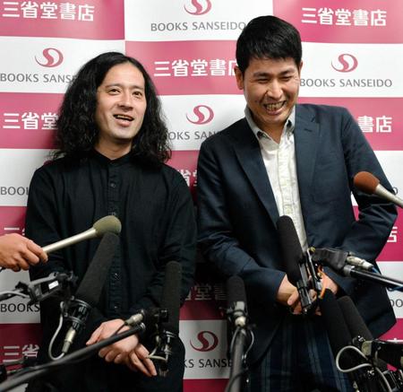 師匠・堀本裕樹氏の横で俳句について話す又吉直樹＝東京交通会館（撮影・西岡正）