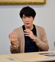 身振り手振りを交えて、舞台について語る佐々木蔵之介＝大阪市内