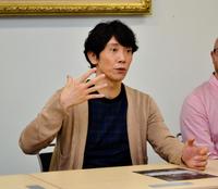 身振り手振りを交えて、舞台について語る佐々木蔵之介＝大阪市内