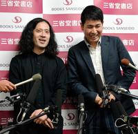 師匠・堀本裕樹氏の横で俳句について話す又吉直樹＝東京交通会館（撮影・西岡正）