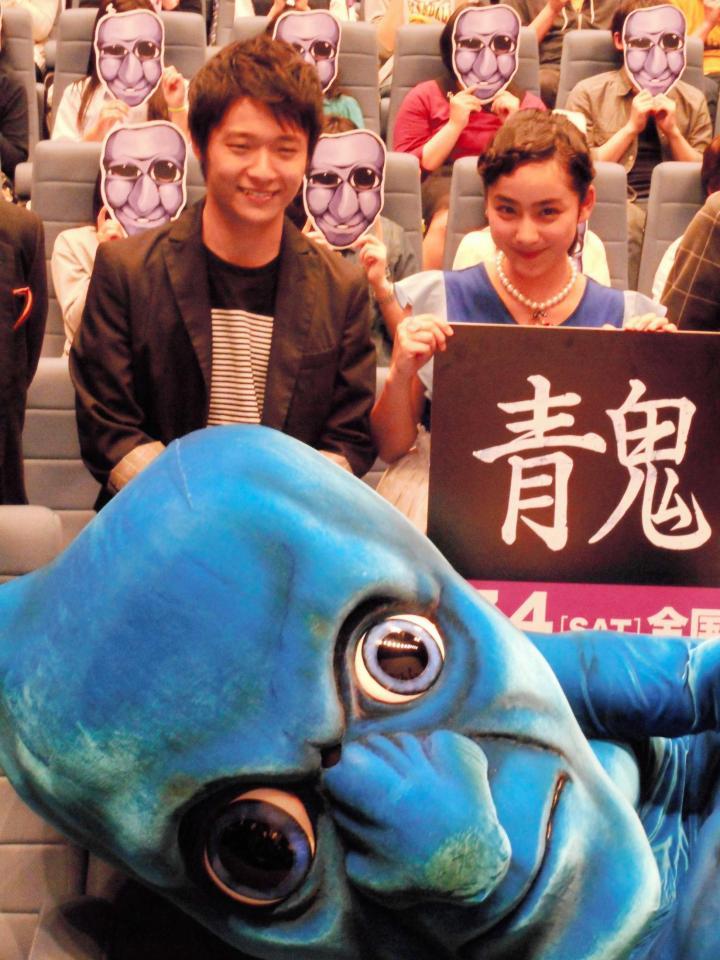 　青鬼の着ぐるみを見下す平祐奈（右）とタモト清嵐＝東京・秋葉原のアキバシアター