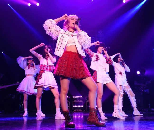 　熱唱するベイビーレイズＪＡＰＡＮの（左から）大矢梨華子、傳谷英里香、林愛夏、高見奈央、渡邊璃生＝神奈川・川崎
