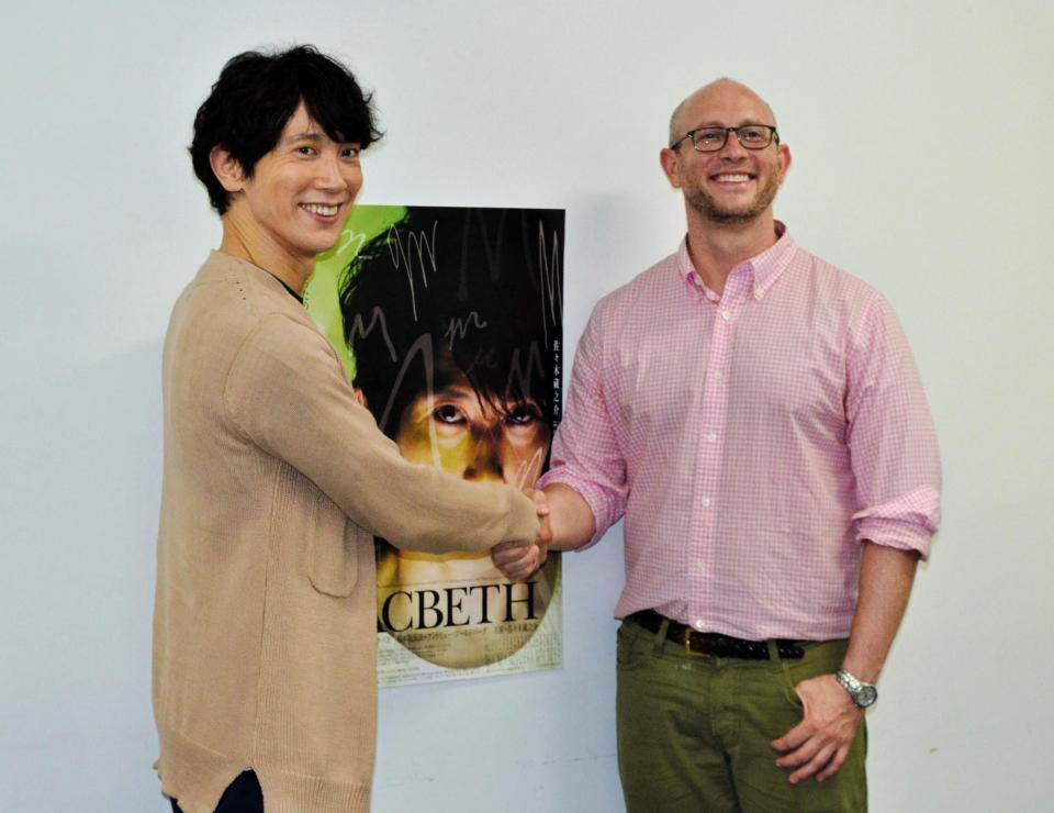 演出のアンドリュー・ゴールドバーグ氏（右）と握手する佐々木蔵之介＝大阪市内