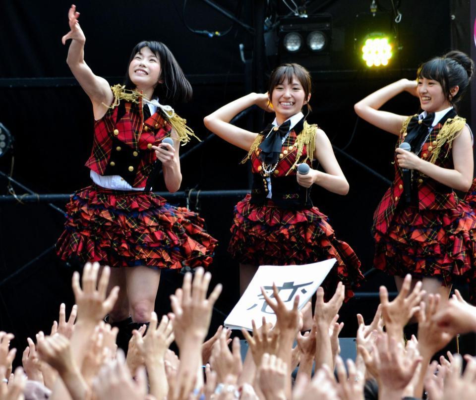 フリーライブで、ファンに向けてサイン入りボールを投げ込んだ（左から）横山由依、大島涼花、向井地美音＝大阪市のグランフロント大阪