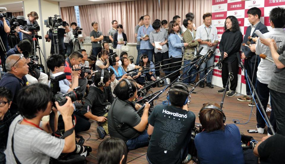 多くの報道陣の前で芥川賞候補に選ばれた感想を話す又吉直樹（右から３人目）＝東京交通会館（撮影・西岡正）