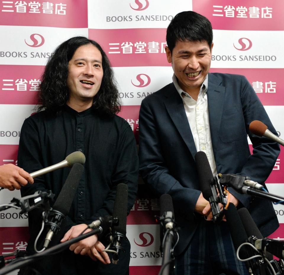 師匠・堀本裕樹氏の横で俳句について話す又吉直樹＝東京交通会館（撮影・西岡正）