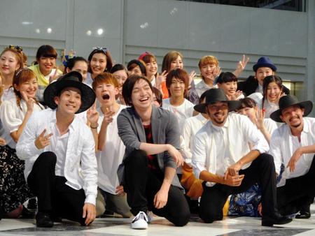 　ダンサーと一緒に熱唱した三浦大知＝サンシャインシティ噴水広場