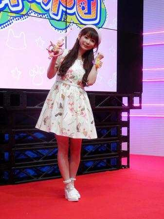 自身が原案したアニメのグッズを持ち、登場した中川翔子＝東京・有明