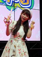 自身が原案したアニメのグッズを持ち、登場した中川翔子＝東京・有明